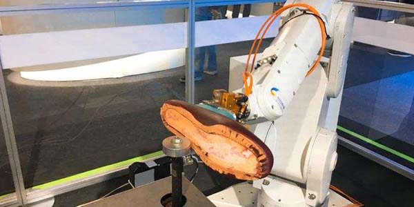 某鞋厂 以2000转速度将鞋底放在打磨机下面打磨，没有想到会这样的