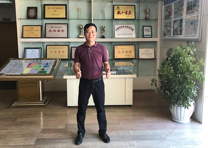 台湾香蕉APP下载视频万里扬荣誉证书前留念