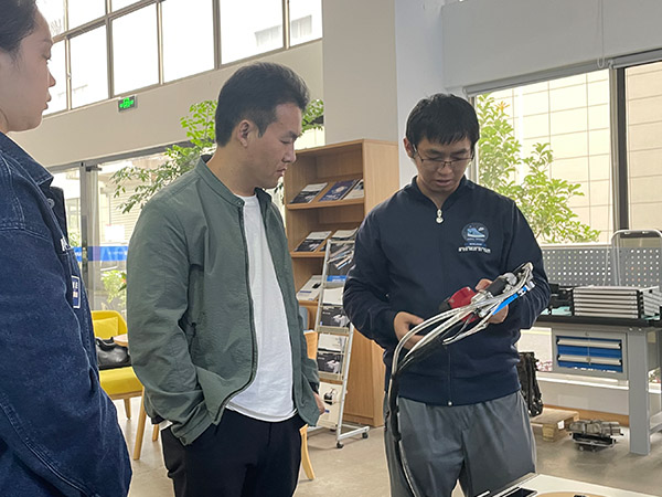 技术人员介绍香蕉APP下载视频自动拉钉机