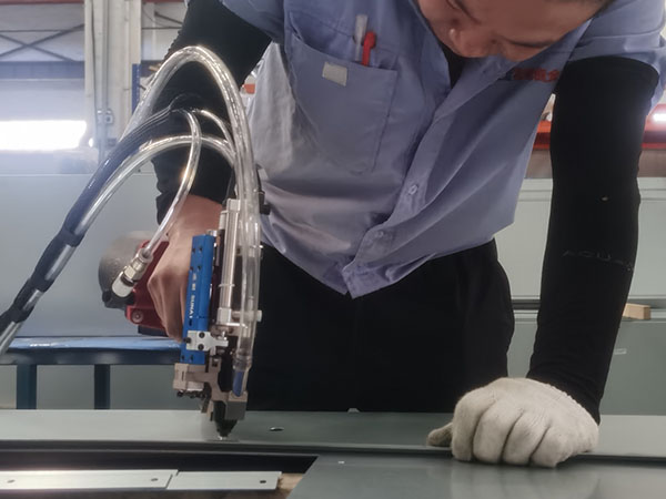 指导操作人员使用香蕉APP下载视频自动拉钉机