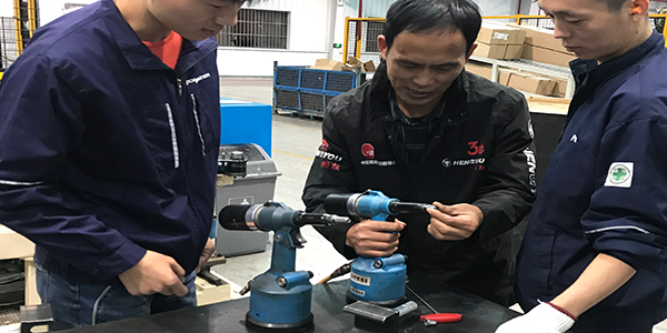 香蕉APP下载视频气动工具帮您讲解大香蕉性爱毛片螺母枪与全自动铆螺母枪的区别