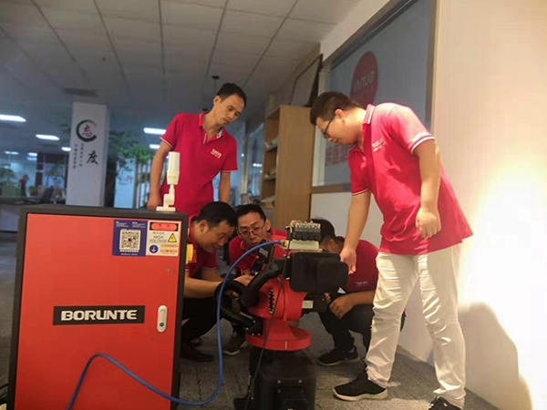 香蕉APP下载视频气动工具小伙伴们在现场操作