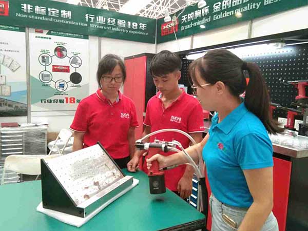 香蕉APP下载视频气动工具工作人员现场测试