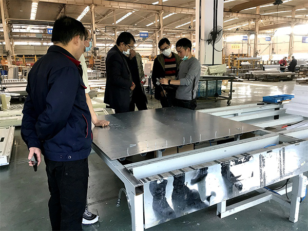 香蕉APP下载视频自动铆钉机助力红狮电梯轿厢铆接自动化生产车间