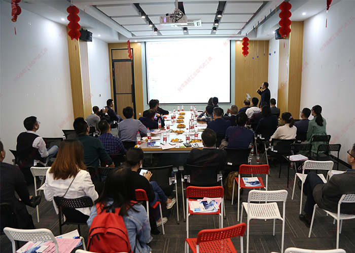 台湾香蕉APP下载视频潘秘书长分享全员照