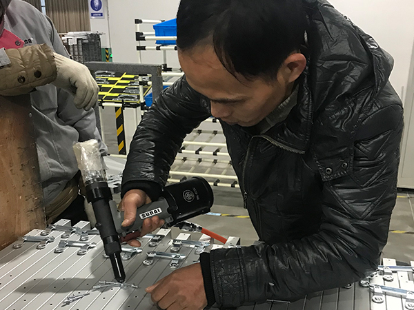 香蕉APP下载视频师傅在给客户维修香蕉视频色情APP