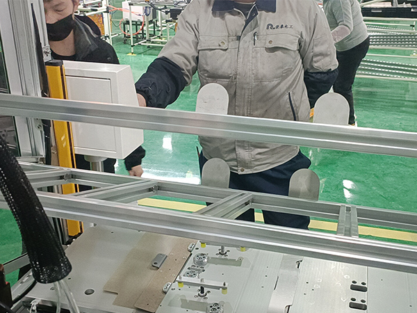 香蕉APP下载视频汽车配件铆接的自动拉钉机成功为荣泰电工提供铆接香蕉视频APP网站