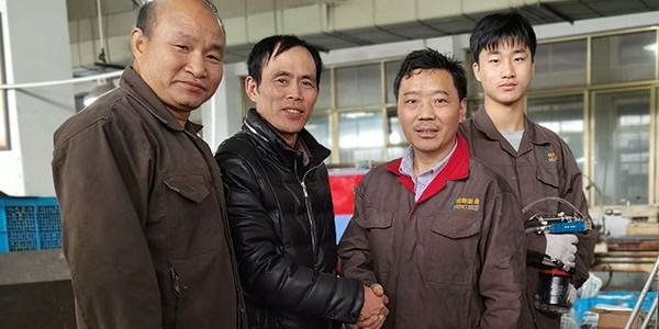 香蕉APP下载视频自动拉钉机助力金华明辉户外提效升级
