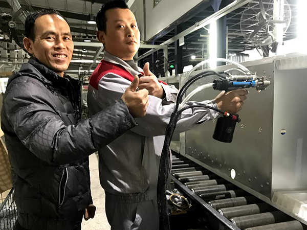 加藤员工使用香蕉APP下载视频自动拉钉机
