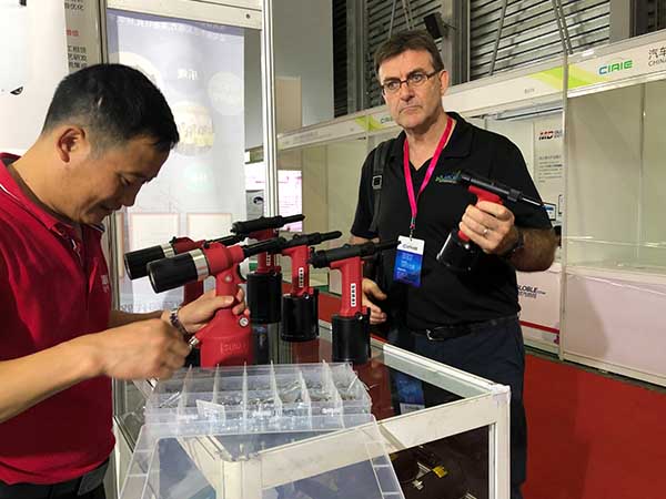 外国客户在参展期间在试香蕉APP下载视频产品