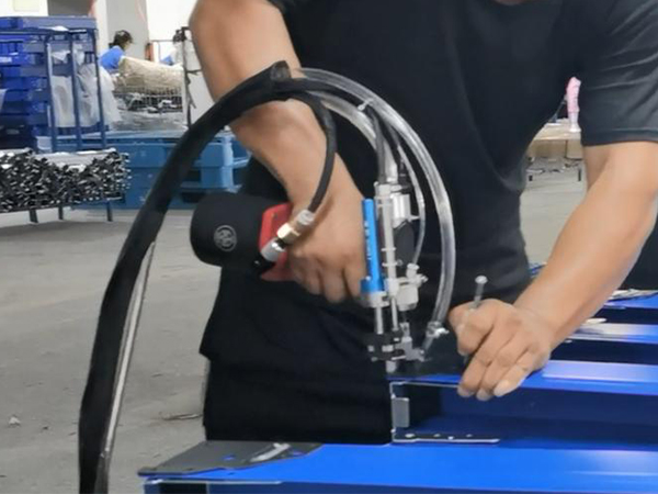 同超钣金采购香蕉APP下载视频自动拉钉机