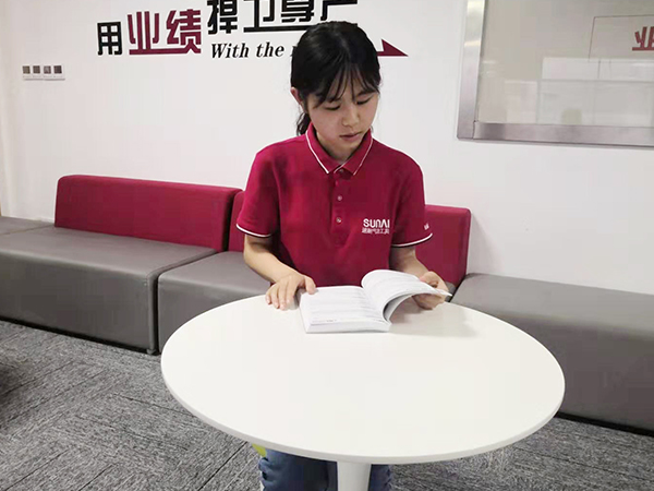 香蕉APP下载视频气动工具员工在认真的学习