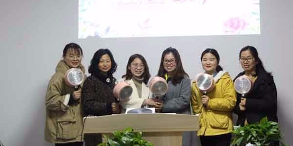 台湾香蕉APP下载视频欢度三八女神节
