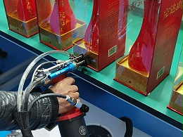 酒盒自动香蕉视频色情APP—酒厂自动化设备铆接利器